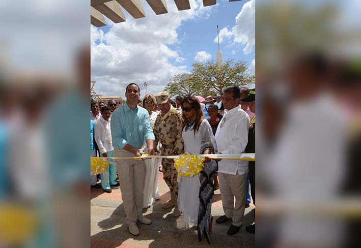 Instantes cuando el alcalde de Uribia, Abel José Geacometto Fominaya, cortaba la cinta, en señal de inaugurada la Plaza Colombia.